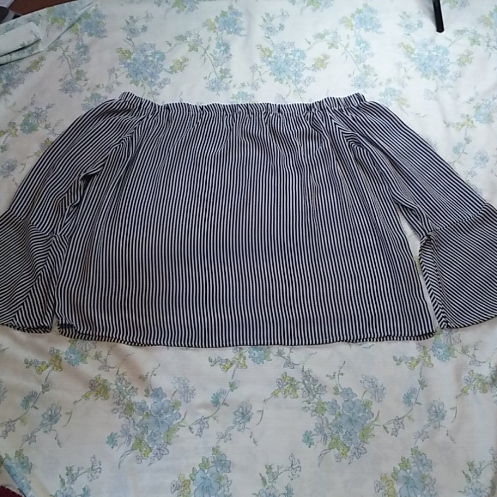 Premise Studio, Women's XL top off the shoulders